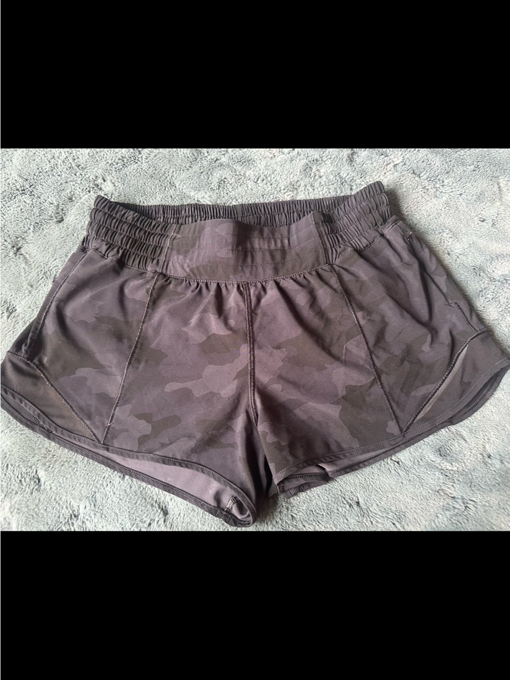 Lululemon Tracker Running Shorts – Size 6 – Black Camo